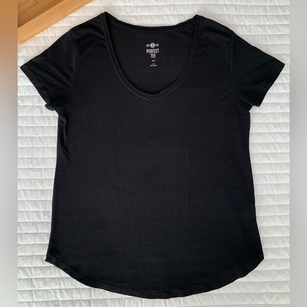 SO Shirt Perfect T-Shirt Juniors M Black V Neck Short Sleeves Curved Hem